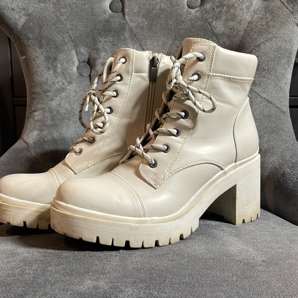Nine West Shoes - Nine West white cream ankle booties